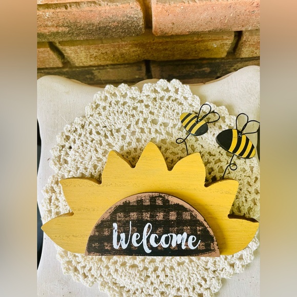*Distressed Wooden “Welcome” Sunflower Shelf Sitter with Bees - Picture 13 of 13